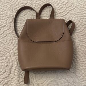 Cuyana Mini Backpack – Pebbled Leather – Taupe / Stone